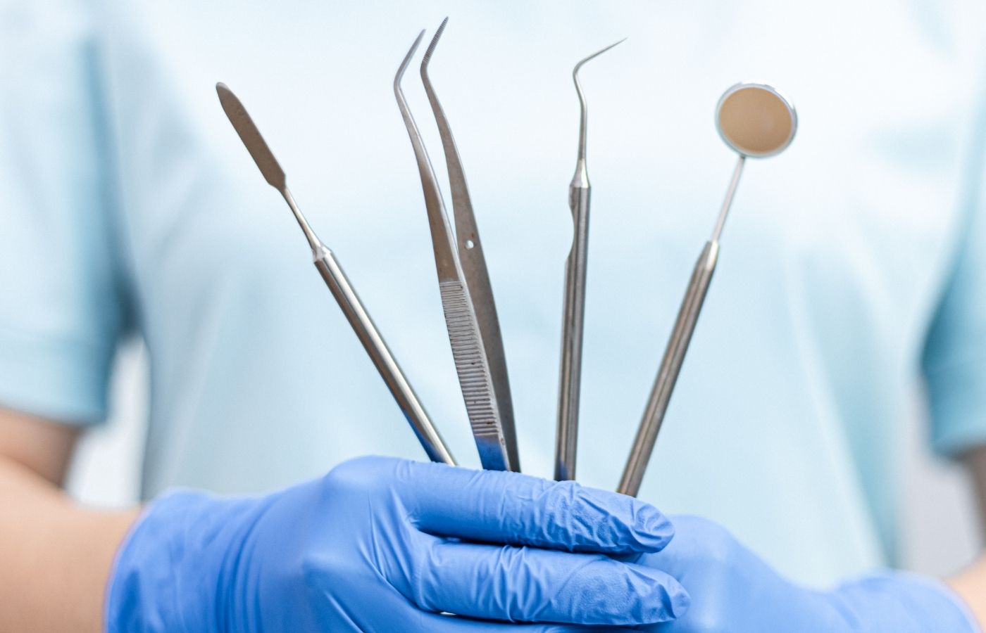 Instrumental de limpieza dental profesional en Clínica Cataluña